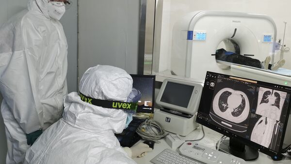 In this Sunday, Feb. 9, 2020, photo released by Xinhua News Agency, doctors scan a patient's lungs at Huoshenshan temporary hospital built for patients diagnosed with coronavirus in Wuhan in central China's Hubei province. Mainland China has reported another rise in cases of the new virus after a sharp decline the previous day, while the number of deaths grow over 900, with at least two more outside the country. (Gao Xiang/Xinhua via AP) - Sputnik International