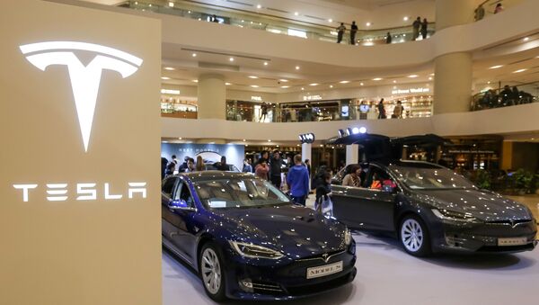 A Tesla Model S (L) and Model X are displayed at a shopping mall in Hong Kong on March 10, 2019.  - Sputnik International