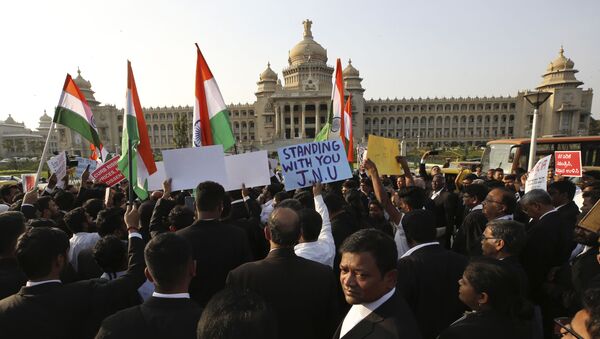 Indian lawyers hold national flags and form a human chain as they protest outside the Vidhan Soudha, Karnataka state's seat of power, against a new citizenship law that opponents say threatens India's secular identity, in Bangalore, India, Thursday, Jan. 9, 2020 - Sputnik International