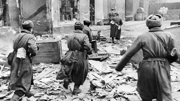 Lieutenant Ya. Gorynin's assault group attacking Nazi forces in Budapest - Sputnik International