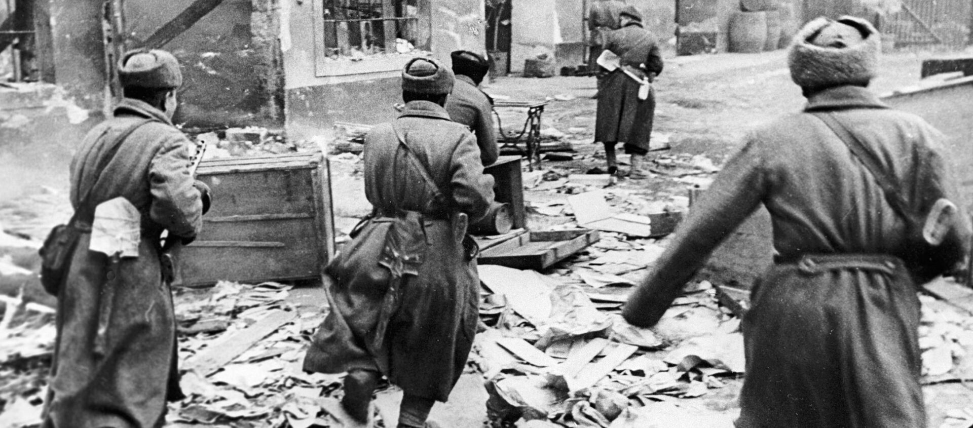 Lieutenant Ya. Gorynin's assault group attacking Nazi forces in Budapest - Sputnik International, 1920, 13.02.2020