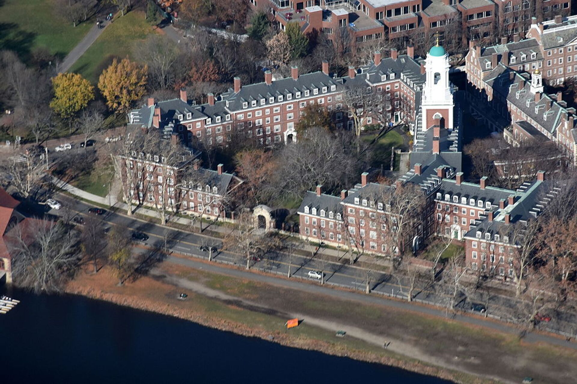 Aerial view of Eliot House, an undergraduate residential college of Harvard University, taken from the south Aerial view of Eliot House, an undergraduate residential college of Harvard University, taken from the south - Sputnik International, 1920, 07.05.2025