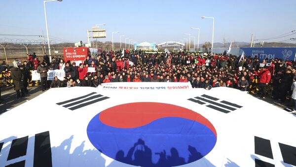 Members of the main opposition the Liberty Korea Party stage a rally against a visit of Kim Yong Chol, vice chairman of North Korea's ruling Workers' Party Central Committee, near the Unification bridge in Paju, South Korea, Sunday, Feb. 25, 2018 - Sputnik International