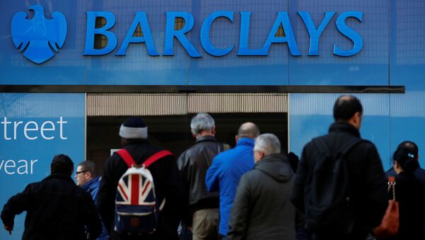 Customers queue outside a branch of Barclays bank in Manchester northern England, March 17, 2016 - Sputnik International