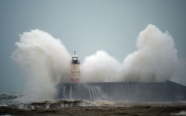 Waves crash over Newhaven Lighthouse on the south coast of England on February 9, 2020, as Storm Ciara swept over the country. - Sputnik International