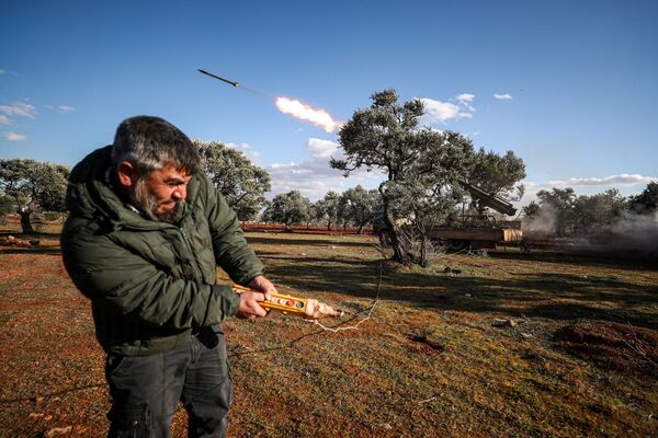 A Syrian rebel fighter remotely-fires a rocket from a truck-mounted launcher at a position in the countryside of Idlib towards regime forces positions in the southern countryside of Syria's Aleppo province on February 10, 2020.  - Sputnik International