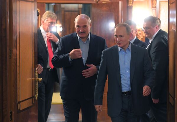 President of Belarus Alexander Lukashenko and Russian President Vladimir Putin during a meeting in Sochi on 7 February - Sputnik International