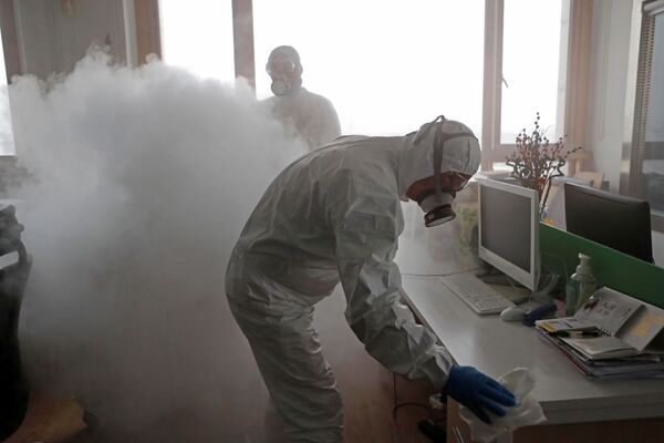 Workers with sanitizing equipment disinfect an office following an outbreak of the coronavirus in the country, in Shanghai, China February 12, 2020.  - Sputnik International