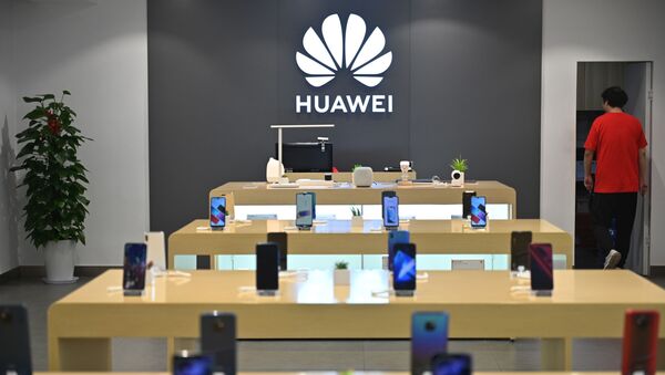 Huawei smartphones are seen in a Huawei store in Shanghai on May 26, 2019 - Sputnik International