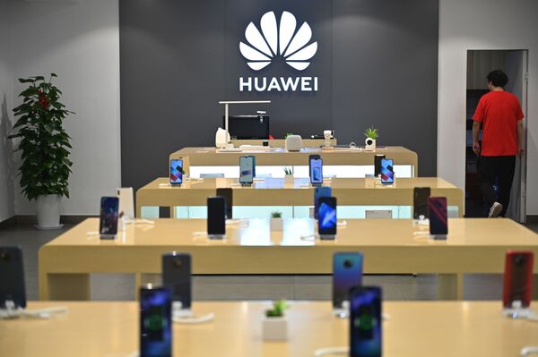 US Mulls Over Move to Restrict Huawei's Access to Chip Technology - Reports - Sputnik International