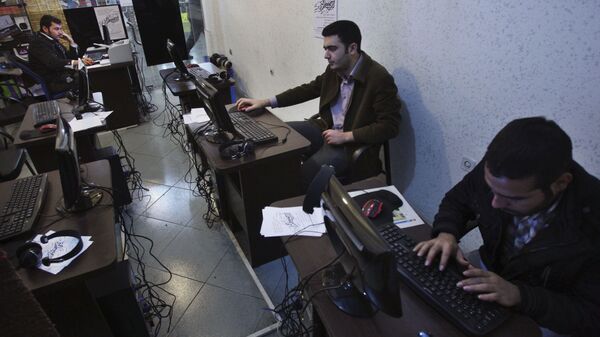 Iranian journalism students work at an internet cafe in central Tehran, Iran, Tuesday, Jan. 18, 2011 - Sputnik International