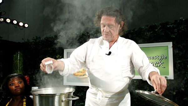 World-renowned Chef Marco Pierre White is seen during a cooking class with leading bloggers at the 2011 BlogHer Conference using his secret ingredient; new Knorr (R) Homestyle Stock at the San Diego Convention Center on Saturday Aug. 6, 2011 in San Diego - Sputnik International