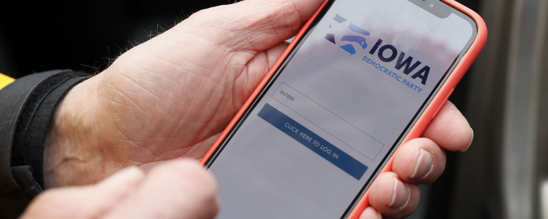 Precinct captain Carl Voss of Des Moines displays the Iowa Democratic Party caucus reporting app on his phone outside of the Iowa Democratic Party headquarters in Des Moines, Iowa, Tuesday, Feb. 4, 2020 - Sputnik International, 1920, 14.02.2020