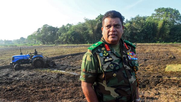 Sri Lanka's Army chief Shavendra Silva (R) oversees a military operation to revive abandoned rice paddies, as part of a nationwide effort to improve agricultural productivity, near Colombo on January 14, 2020. - Sputnik International