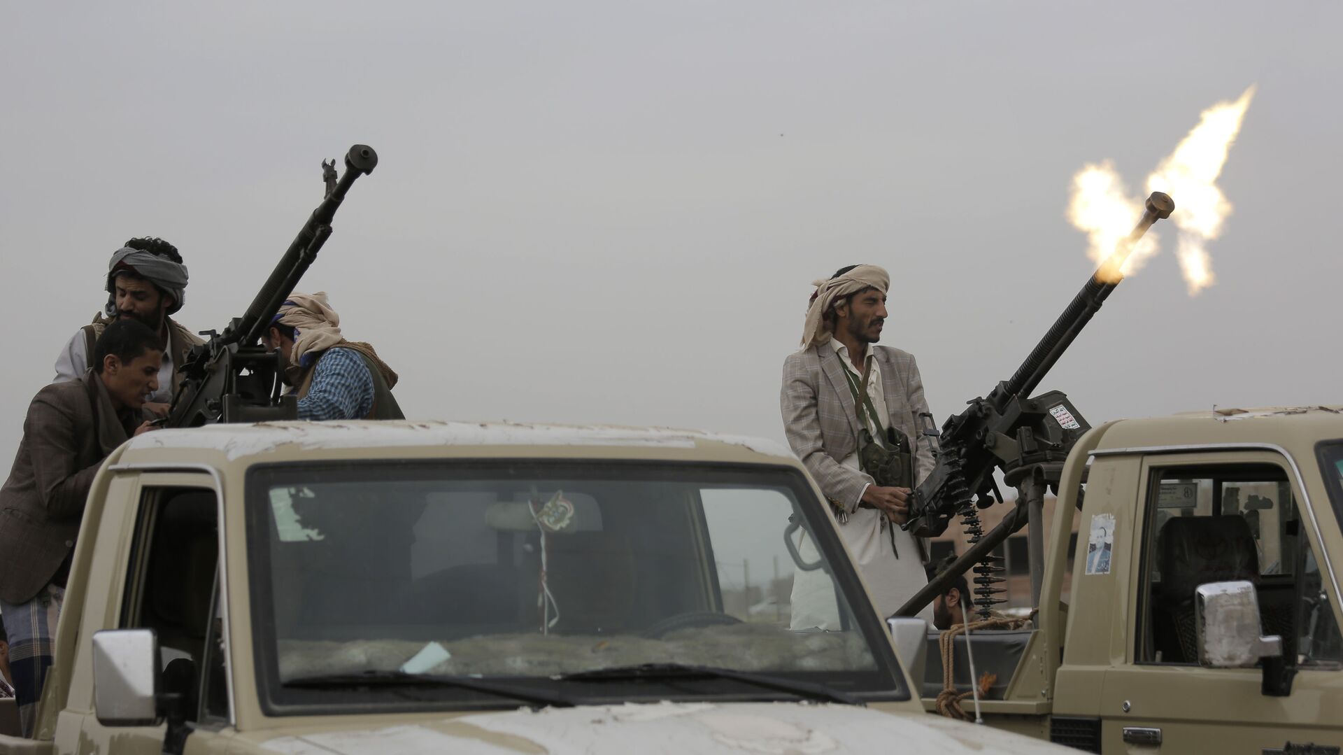 A Houthi rebel fighter fires in the air during a gathering aimed at mobilizing more fighters for the Houthi movement, in Sanaa, Yemen - Sputnik International, 1920, 16.02.2021