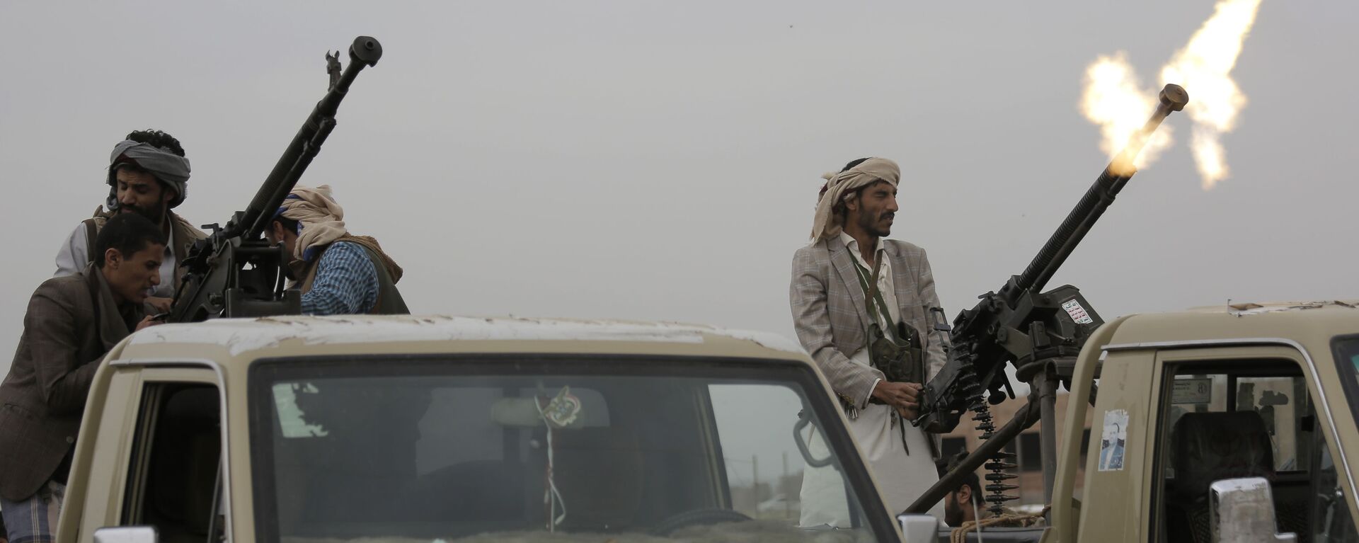 A Houthi rebel fighter fires in the air during a gathering aimed at mobilizing more fighters for the Houthi movement, in Sanaa, Yemen - Sputnik International, 1920, 19.11.2023