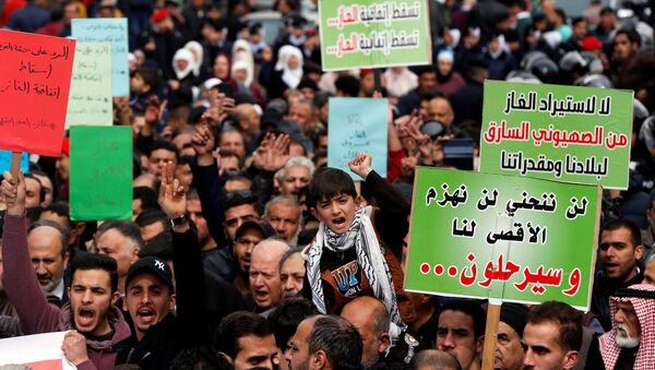 People shout slogans during a protest against U.S. President Donald Trump's proposed Middle East peace plan, and a government's agreement to import natural gas from Israel, in Amman, Jordan, February 14, 2020 - Sputnik International