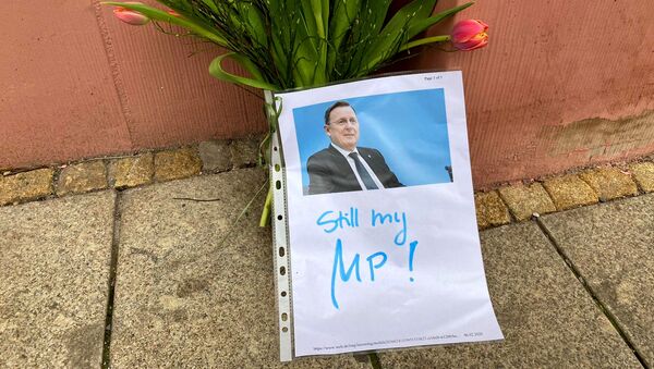 Flowers and a picture with the words still my MP! of former State Premier of Thuringia sit outside the state chancellery in Erfurt, Germany, 6 February 2020. - Sputnik International