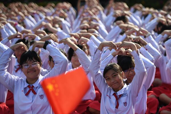 Thai students form a heart shape on Valentine's Day to show their support for China on their fight against coronavirus in a school in Ayutthaya, outside Bangkok, Thailand February 14, 2020.  - Sputnik International