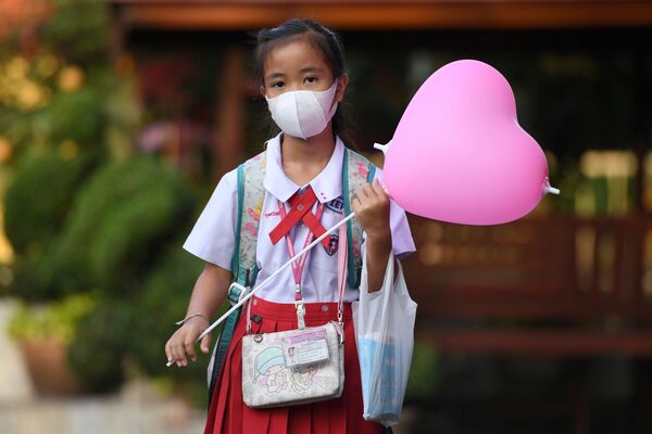 A girl arrives at a school wearing a protective face mask on Valentine's Day in Ayutthaya, outside Bangkok, Thailand February 14, 2020. - Sputnik International