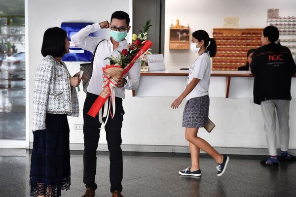 A couple in protective facemasks prepare to register their marriage licence on Valentine's Day in Bang Rak, the Thai capital's district of love, in Bangkok on February 14, 2020.  - Sputnik International