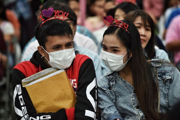 A couple in protective facemasks wait to register their marriage licence on Valentine's Day in Bang Rak, the Thai capital's district of love, in Bangkok on February 14, 2020.  - Sputnik International