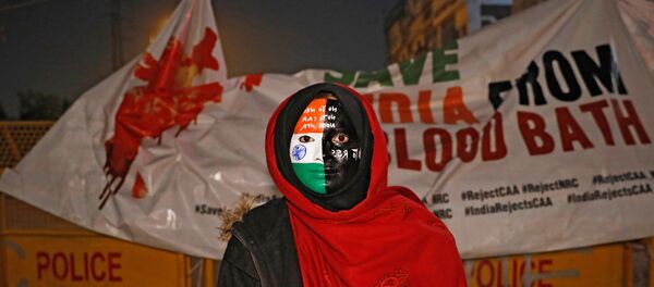 Adila T, 18, poses for a picture in front of a police barricade as people block a road during a protest against a new citizenship law, in New Delhi, India, January 10, 2020. Picture taken January 10, 2020.  - Sputnik International