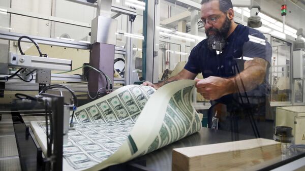 Worker aerates printed sheets of dollar bills at the Bureau of Engraving and Printing in Washington.  - Sputnik International