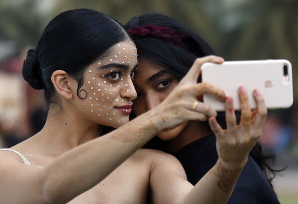 Models take a selfie during the Lakme Fashion Week in Mumbai, India, Friday, Feb. 14, 2020.  - Sputnik International