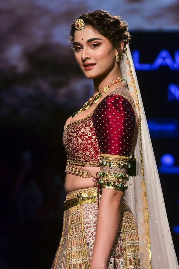 Bollywood actress Saiee Manjrekar presents a creation by Jiviva during the Lakme Fashion Week 2020 Summer/Resort fashion show in Mumbai on February 14, 2020.  - Sputnik International