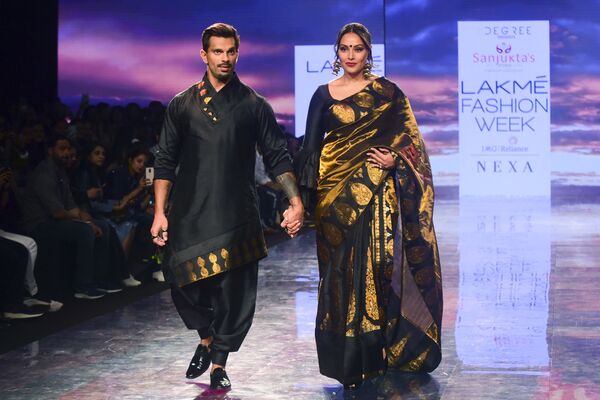 Bollywood actors  Karan Singh Grover (L) and Bipasha Basu present creations by Sanjuktta Dutta during the Lakme Fashion Week 2020 Summer/Resort fashion show in Mumbai on February 14, 2020.  - Sputnik International
