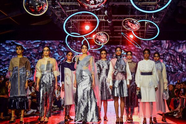 Models present creations by designer duo Harshna and Mannat during the Lakme Fashion Week 2020 Summer/Resort fashion show in Mumbai on February 12, 2020. - Sputnik International
