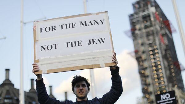 Members of the Jewish community hold a protest against Britain's opposition Labour party leader Jeremy Corbyn and anti-semitism in the  Labour party, outside the British Houses of Parliament in central London on March 26, 2018. - Sputnik International