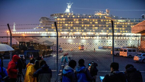 A bus arrives near the cruise ship Diamond Princess, where dozens of passengers were tested positive for coronavirus - Sputnik International
