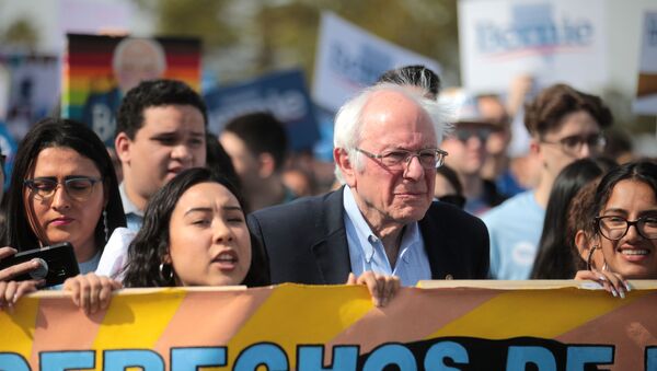 Bernie Sanders with supporters - Sputnik International