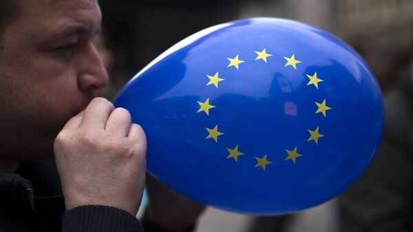 A man inflates a balloon with the flag of the European Union during a gathering to celebrate the 60th anniversary of the European Union in Madrid, Saturday, March 25, 2017. - Sputnik International