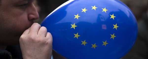 A man inflates a balloon with the flag of the European Union during a gathering to celebrate the 60th anniversary of the European Union in Madrid, Saturday, March 25, 2017. - Sputnik International