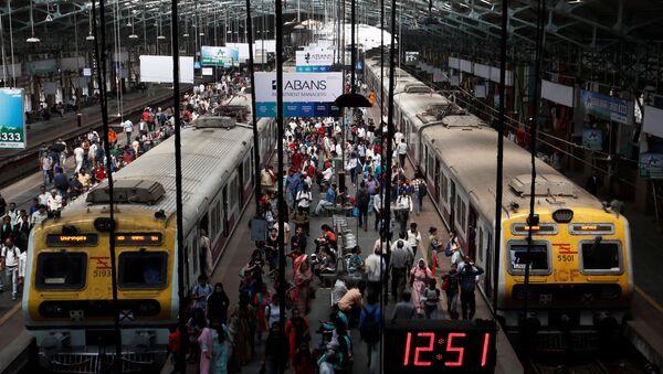 Commuters disembark from suburban trains at Churchgate railway station in Mumbai, India, February 1, 2020.  - Sputnik International