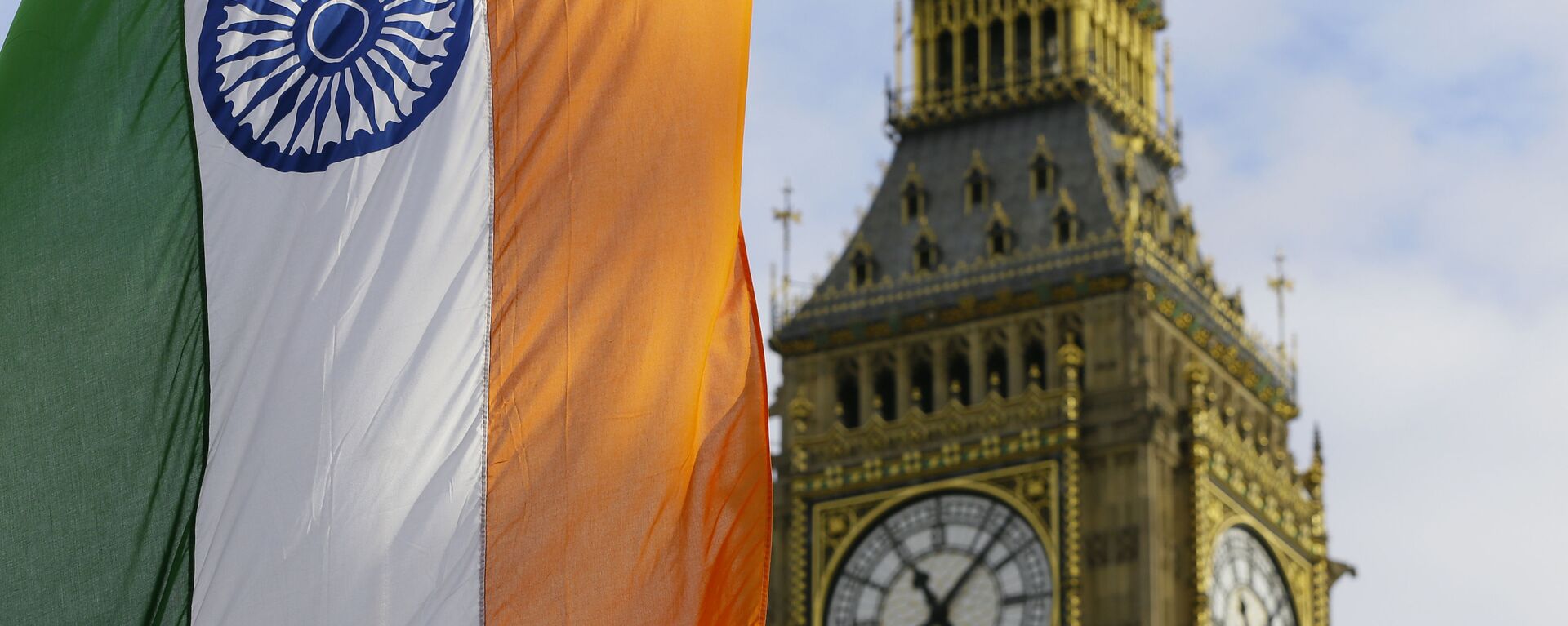 An Indian Flag hangs near the London landmark Big Ben in Parliament Square in London, Thursday, Nov. 12, 2015. Indian Prime Minister Narendra Modi is in Britain for a three day visit. - Sputnik International, 1920