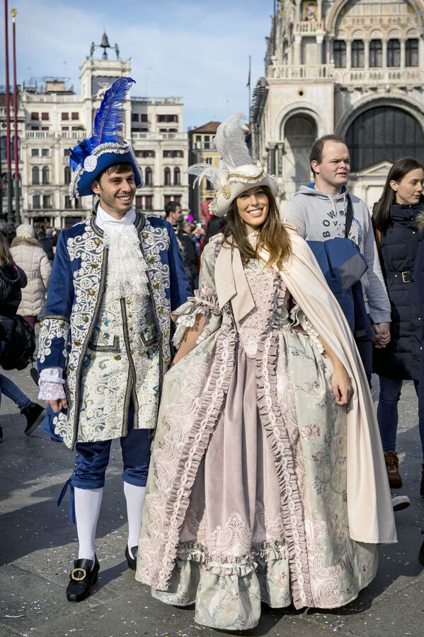 Participants of the 2020 Venice Carnival in the city's St Mark's Square  - Sputnik International