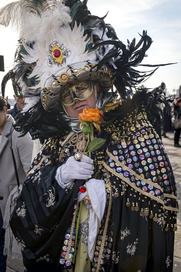 Participants of the 2020 Venice Carnival in the city's St Mark's Square  - Sputnik International