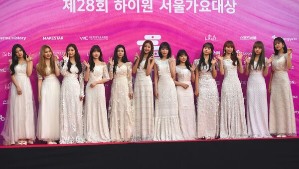 South Korean-Japanese girl group Iz One pose on the red carpet at the 28th Seoul Music Awards in Seoul on January 15, 2019 - Sputnik International