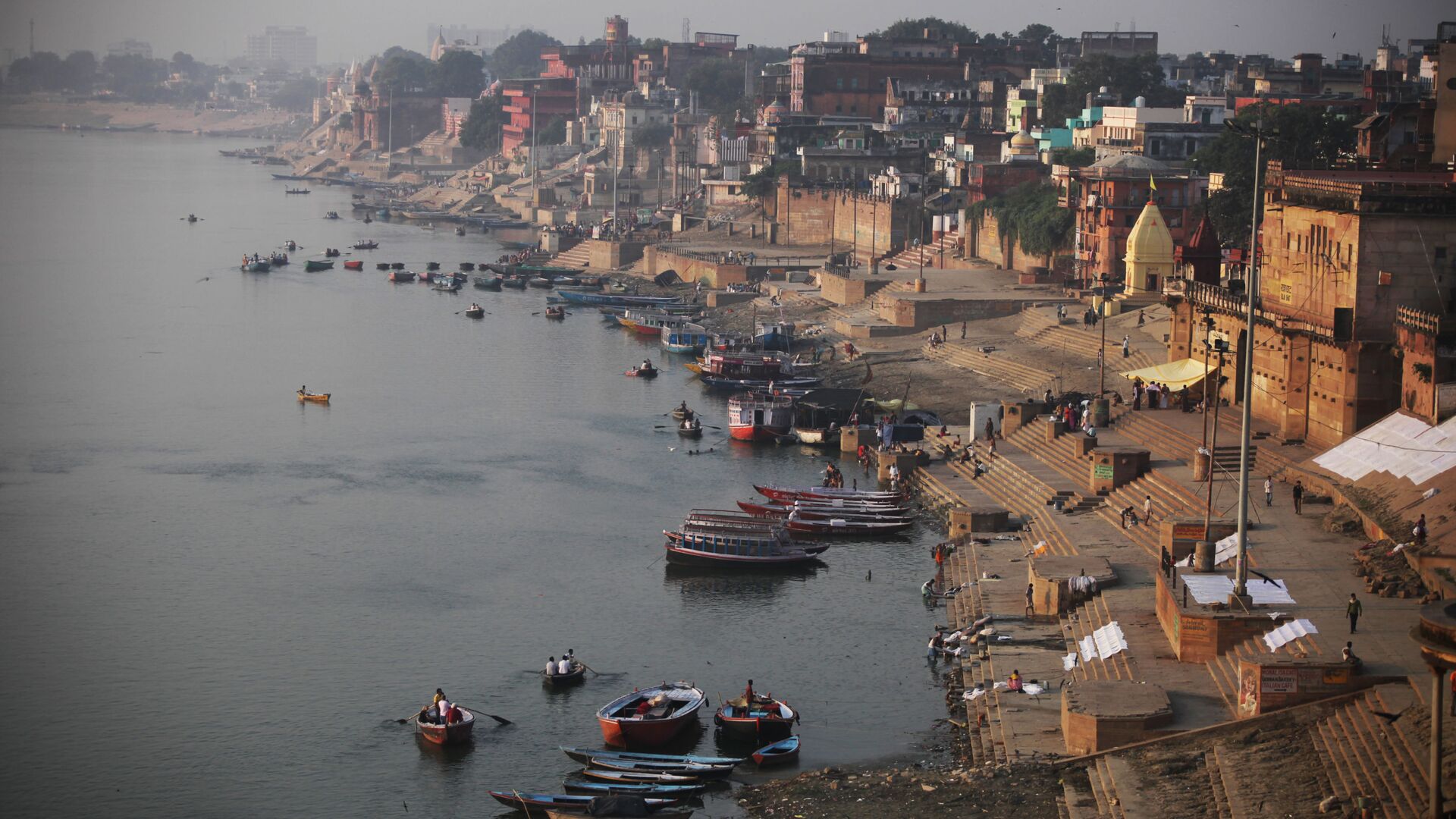A view of the River Ganges and Ghats, or bathing steps that line along a river, in Varanasi, in the northern Indian state of Uttar Pradesh, India, Friday, Oct. 9, 2015 - Sputnik International, 1920, 06.06.2021