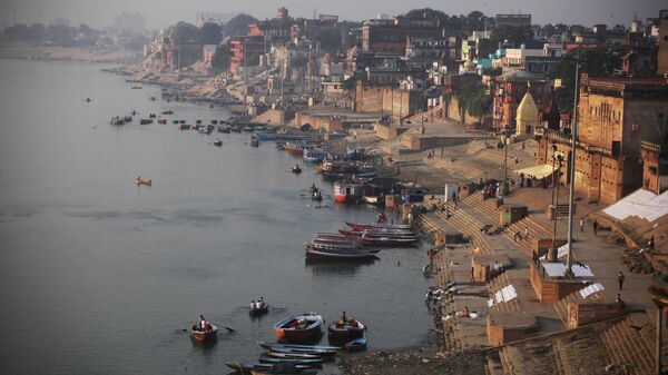 A view of the River Ganges and Ghats, or bathing steps that line along a river, in Varanasi, in the northern Indian state of Uttar Pradesh, India, Friday, Oct. 9, 2015 - Sputnik International
