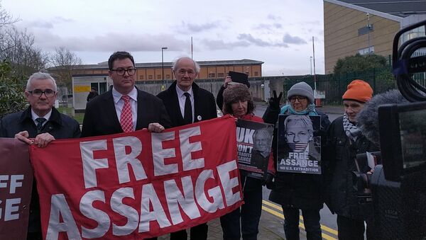 Andrew Wilkie George Christensen and John Shipton outside Belmarsh Prison 18 Feb 2020 - Sputnik International