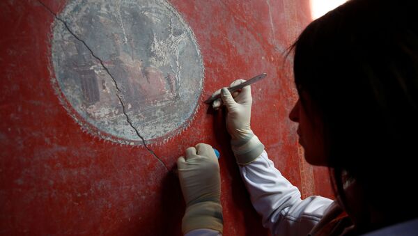 Археолог реставрирует фреску на вилле Casa degli Amanti в Помпеях - Sputnik International