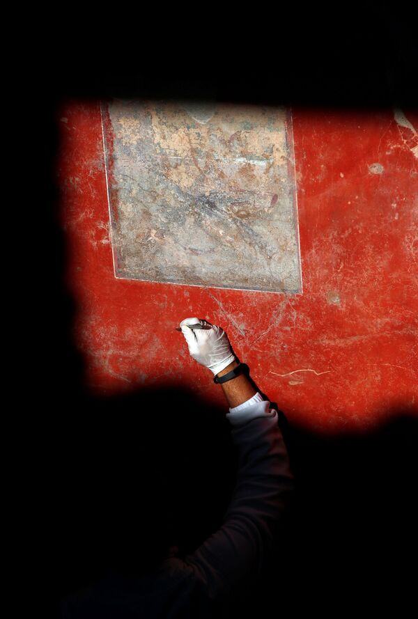 Археолог реставрирует фреску на вилле Casa degli Amanti в Помпеях - Sputnik International