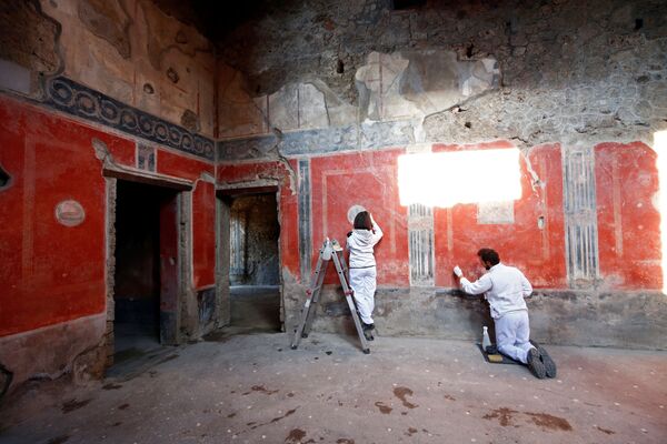 Работа археологов в Casa degli Amanti, одном из трех отреставрированных домов, открытых для публики в Помпеях - Sputnik International