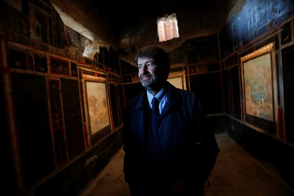 Министр культуры Италии Дарио Франческини рассматривает фрески в доме, открытом для публики в Помпеях - Sputnik International