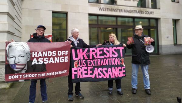 Supporters of Assange outside Westminster Mags on 19 Feb 2020 - Sputnik International